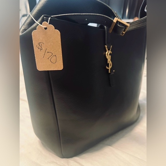 Elegant Black Hobo Bag with Gold Detail - Picture 3 of 4